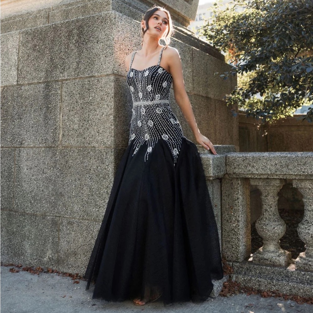 MAC DUGGAL Black Slim Strap Embellished Bustier Gown